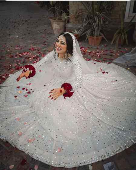 پتا چلے گا اب اسے یہ استخارے میں
یہ لڑکی سوچتی نہیں اب اس کے بارے میں
😛😛😛❤❤❤