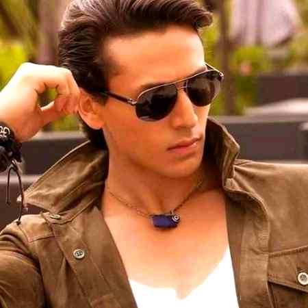 مانا کہ مرنے والوں کو بھلا دیتی ہے دنیا
مجھ کو زندہ بھول کر تم نے تو راویت ہی بدل ڈالی💔💘💔💘💔