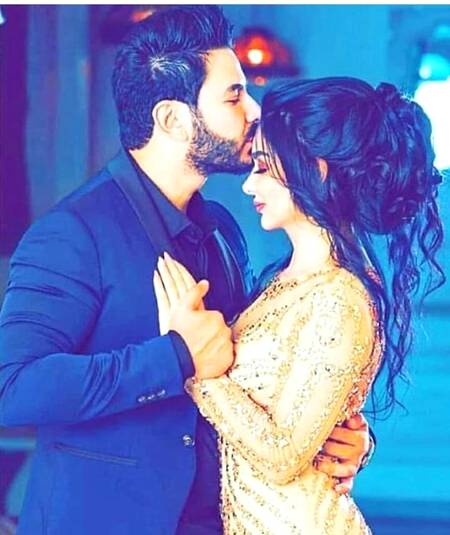 ہم تو صرف کردار دیکھتے ہیں ❤
💕
حسن تو ہم نے سرعام بکتا دیکھا ہے😏.