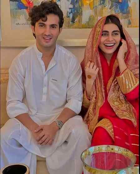 معروف اداکارہ و ماڈل صدف کنول اور اداکار شہروز سبزواری نے نکاح کا اعلان کر کے ان تمام افواہوں کو ختم کردیا جو ان دونوں کے تعلقات کے حوالے سے گذشتہ چھ ماہ سے چل رہی تھیں۔ دونوں کے درمیان تعلقات کی خبریں گزشتہ برس دسمبر میں اس وقت آنا شروع ہوئیں جب کہ شہروز سبزواری اور ان کی پہلی اہلیہ سائرہ یوسف کے درمیان علیحدگی کی خبریں سامنے آئیں۔ ابتدائی طور پر شہروز سبزواری کے اہل خانہ نے ان خبروں کی تردید کی تھی تاہم بعد ازاں دونوں کے درمیان علیحدگی کی تصدیق کردی گئی تھی۔ شہروز سبزواری اور صدف کنول نے مداحوں کو ایک ہونے کی خوشخبری سوشل میڈیا کے ذریعے دی اور دونوں اداکاروں نے انسٹاگرام پر اپنے نکاح کی تصاویر شیئر کرتے ہوئے مداحوں کو نئی زندگی کی شروعات سے متعلق آگاہ کیا۔