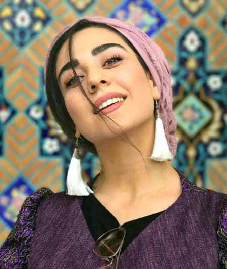 ہنستے ہوئے چہروں کو غموں سے آزاد نہ سمجھو... تبسم کی پناہوں میں ہزاروں درد ہوتے ہیں...