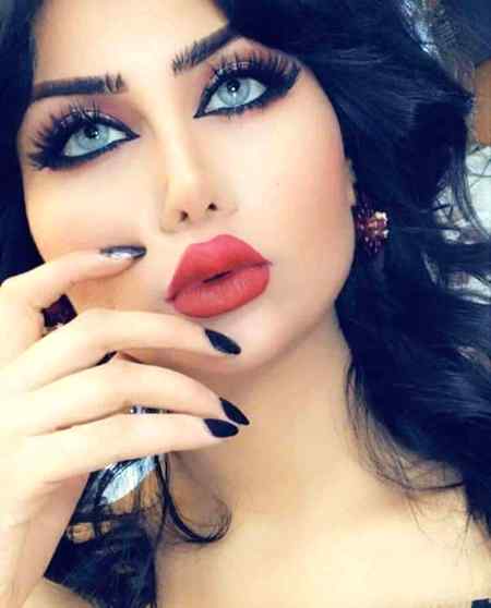 ﺍﺱ ﮐﮯ ﻫﻮﻧﭩﻮﮞ ﭘﻪ ﺑﯿﭩﮫ ﮐﺮ ﺗﺘﻠﯽ
ﺳُﺮﺥ ﭘﮭﻮﻟﻮﮞ ﮐﻮ ﺑﮭﻮﻝ ﺟﺎﺗﯽ ﻫﮯ❤️❤️