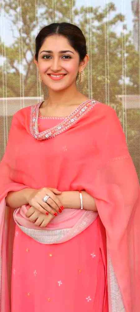 میزانِ عشق میں بار ہا تولا ہم_
مُسکانِ یار طبِ لقمان سے بہتر نکلی