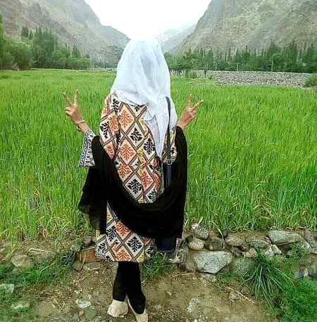 چا په غم چا په قرار کښ ماښام تیر کړو
چا د یار په انتظار کښ ماښام تیر کړو
د چا ټول بدن ازغو سورې سورې کړو
چا د ګلو په ګلزار کښ ماښام تیر کړو
یو خوا بل خوا مې کتل جانان مې نه وو
ما نادان په سور انګار کښ ماښام تیر کړو