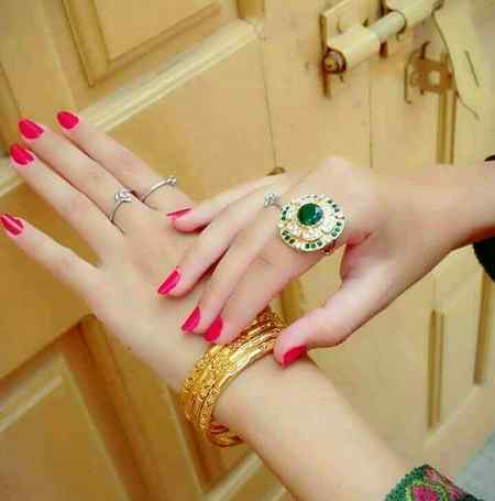 بنګړی مې و په لاس مې نه کړه
اوس به د یار غبږې له ځم تش مړوندونه