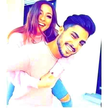 Kal Raat Maine Apne Dil Se Tera Rishta Poocha,
Kambakht Kehta Hai Jitna Main Uska Hun Utna Tera Bhi Nahi