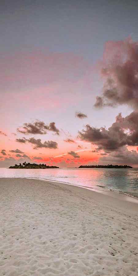 *_کبھی کبھی دل کرتا ہے یونہی کسی شام ساحل پر بیٹھ کر گھنٹوں پانیوں کے شور کو سنوں ؛ لہروں کی موجوں کو دیکھوں اور آنکھیں بند کر کے اس گیلی مٹی  کی خوشبو اپنے وجود میں اتار لوں اور  پھر جب سورج غروب ہونے لگے تو میں اس ڈھلتی روشنی میں شام کے عکس کو نگاہوں میں قید کر کے ساحل کے سکوت کو محسوس کروں...._*
*_بس کبھی کبھی دل کرتا ہے ساحل کے کنارے بیٹھ کر اپنی سمت آتی لہروں میں اپنے سارے دکھ درد بہا دوں؛؛ اور وہ لہریں اپنے ساتھ میری تمام اداسیوں کو میرے پیروں سے ٹکرا کر بہا کر لے جائیں