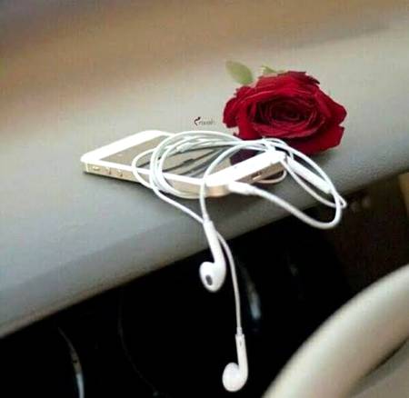 Sab se khafaa ho tum magar us se khafaa na ho,
Jiss ka jahan main koi tumharey siwaa na ho..
