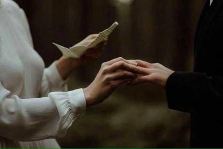 ﻣﯿﺮﺍ ﮨﺎﺗﮫ ﭘﮑﮍ ﮐﺮ ﻭﮦ ﻣﺠﮭﮯ ﻣﺤﺒﺖ ﮐﮯ ﺑﺎﺭﮮ ﻣﯿﮟ ﺍﯾﺴﮯ ﺑﺘﺎ ﺭﮨﯽ ﺗﮭﯽ ﺟﯿﺴﮯ ﮐﺴﯽ ﮐﺎﻓﺮ ﮐﻮ ﻣﺴﻠﻤﺎﻥ ﮐﺮﺭﮨﯽ ﺗﮭﯽ