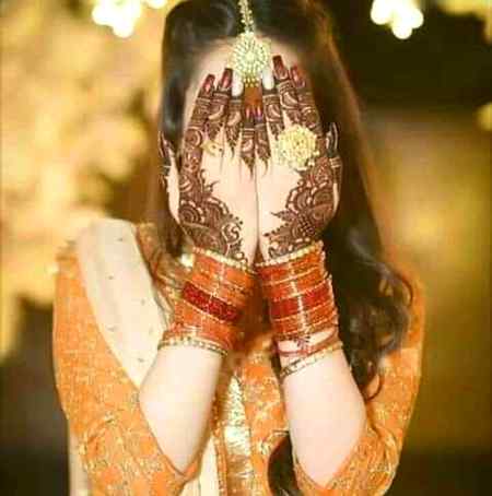 Sab tarefen kar rhy thy apny apny yar ki...😑
  ..hay murshad. . 
Ham ne nend ka bhana kar k mehfil hi chor di 💔💔💘