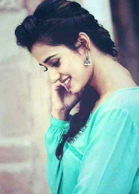 • ملائم ہاتھ، خم زلف، ادائے نین، یاقوت ہونٹ،
واللّٰہ! قتل باقی ہے اُوزار تو سب پورے ہیں.