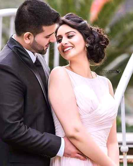 ہاں مجھے خوشبو__پسند ہے
 اور خوشبو میں تمہاری سانسیں میری فیورٹ ہیں🙈💏
Smart💕