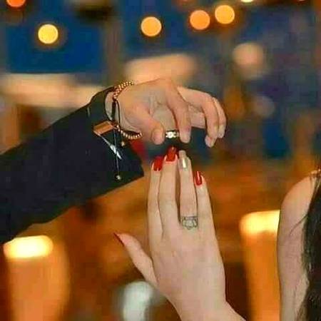 اگر تم کہو تو قید کر لوں.
تمہاری انگلی کو محبت کی انگوٹھی میں 🌷🙈