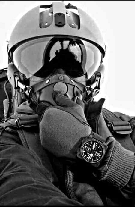 صبح کی دھوپ 
دھلی شام کا روپ 
فاختاؤں کی طرح سوچ میں ڈوبے تالاب 
اجنبی شہر کے آکاش 
اندھیروں کی کتاب 
پاٹھ شالا میں چہکتے ہوئے معصوم گلاب 
گھر کے آنگن کی مہک 
بہتے پانی کی کھنک 
سات رنگوں کی دھنک 
تم کو دیکھا تو نہیں ہے 
لیکن 
میری تنہائی میں 
یہ رنگ برنگے منظر 
جو بھی تصویر بناتے ہیں 
وہ! 
تم جیسی ہے❤