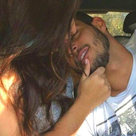 ادھر لاؤ اپنے پیارے ہونٹ—😋
چیک کروں میٹھیں ہیں یا پھیکے-😜
- H∆mzıı.. 🤹♂️�