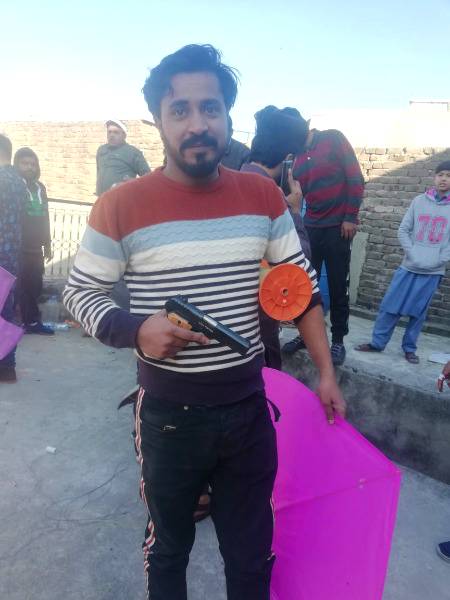 اس کے پیچھے میں بھاگا بچوں سا♠
وه پتنگوں کی طرح کٹ گئی تھی 💔