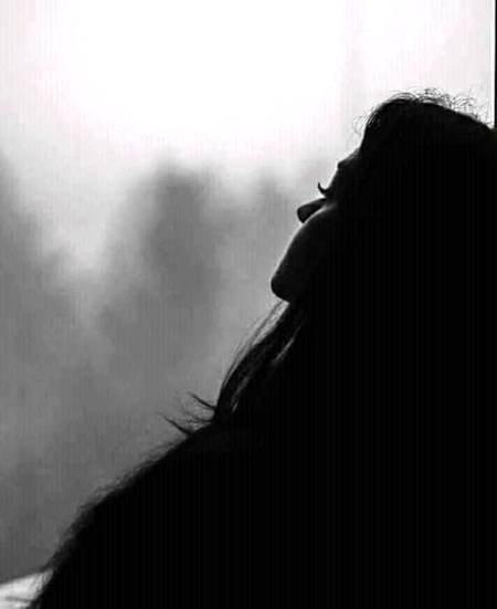 "جو قدر نہیں کرتے چھین لیتا ہے ربّ ان سے پھر چاہے وہ رزق ہو یا عشق"!🌸❤
___💕💯