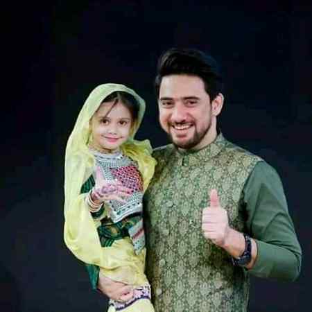 Farhan ali waris. ..😍😍 iski voic buht achi h...