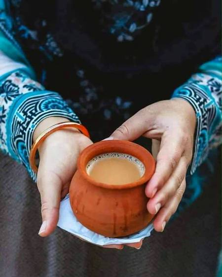 *آتشِ  رنگ  سے  دہکی ہوئی  شہزادی  کو*
*ہاتھ میں چائے لیے نیند میں چلتے دیکھا*