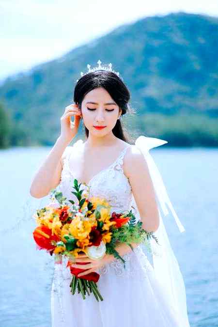 A beautiful girl stand near the river...😍