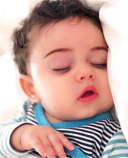 رات کو رو کر سونا،
اور صبح محسوس نہ ہونے دینا،
محبت یہ ہنر بھی سکھا دیتی ہے۔