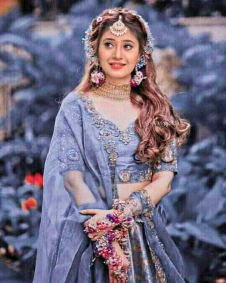Looking so cute naira