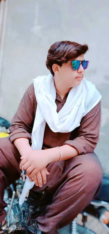 وفا کے نام سے گھبراتے ہیں
جدھر دیکھو غم ہی غم نظر آتے ہیں
دل کا درد آنسوں بن کر نا نکلے
اس لیے تو ہم ہر وقت مُسکراتے ہیں