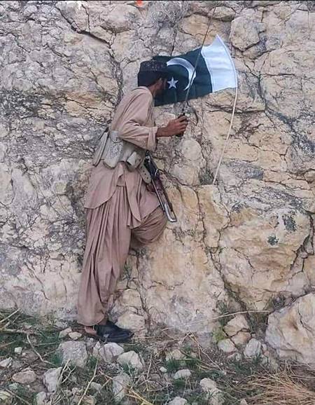 شہید محمّد خان بگٹی کی وطن سے محبّت کی ایک جھلک 
جسے آج بم دھماکے میں شہید کیا گیا ...!!