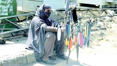 جس شہر کی بنیاد میرے پسینے  پہ کھڑی ہے۔۔
اس شہر میں میری ماں بہنیں بیٹیاں سڑک پر کھڑی  ہے۔۔🙏😥