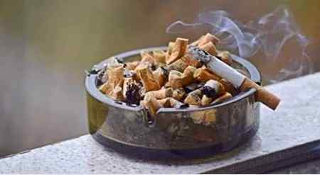 ادھ بجھی سگرٹیں بتا رہی ہیں
میں غلط راستے پہ پڑ چکا ہوں

دوستی کے لیے نہ کہیے مجھے
دیکھیے میں بہت بگڑ چکا ہوں..