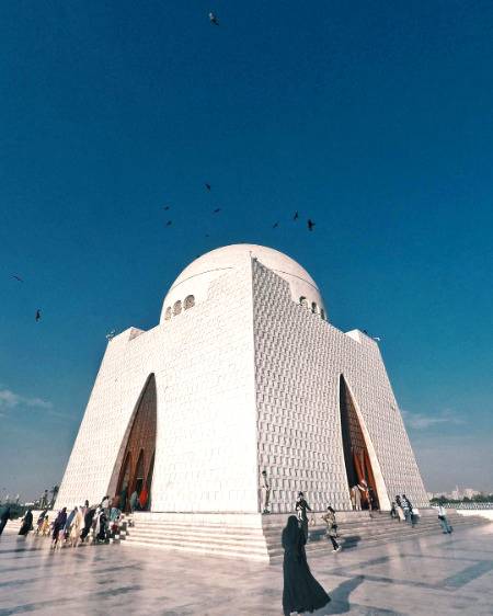 ہم تو مٹ جائیں گے اے ارض وطن لیکن
تم کو زندہ رہنا ہے قیامت کی سحر ہونے تک
Mazar-E-Quaid | Katachi