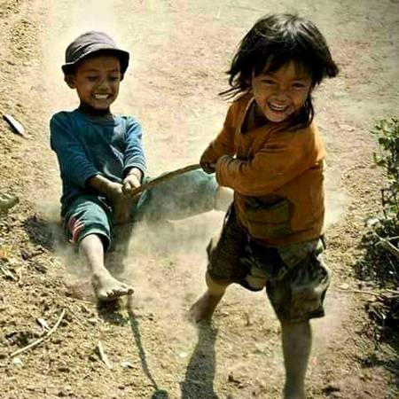 فُرصت میں کبھی دیکھو یہاں تخت نشینو
ہم خاک نشیں کتنے مزے لُوٹ رہے ہیں۔۔!!😢