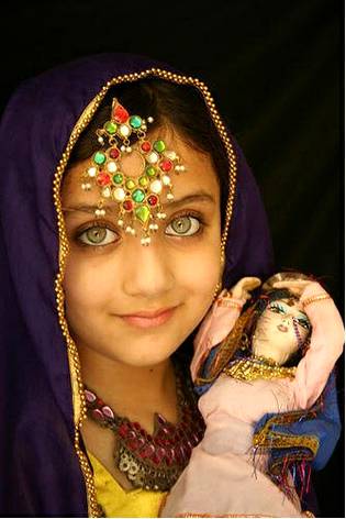 Betiyan bachpan he se ankhon me khuab saja leti hain....