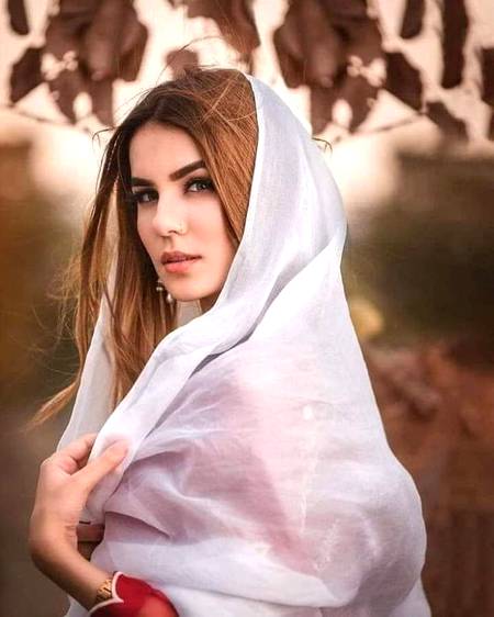 ..چہرہ دیکھنے  سے جان نہ  پاؤگے حقیقت میری
!...کہیں  پتھر کہیں  موتی  کہیں  آئینہ  ہوں  میں