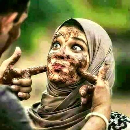 ﻣﺤﺒﺖ ﮐﺮﻧﺎ ﺍﮔﺮ ﮐﺴﯽ ﮐﮯ ﺑﺲ ﻣﯿﮟ ﮨﻮﺗﺎ ﺗﻮ ﮨﺮ ﮐﻮﺋﯽ ﺑﮩﺘﺮﯾﻦ ﻣﺤﺒﻮﺏ ﺗﻼﺵ ﮐﺮﺗﺎ۔ ﻭﮦ ﺟﻮ ﺩﻧﯿﺎﻭﯼ ﺍﻋﺘﺒﺎﺭ ﺳﮯ ﻣﮑﻤﻞ ﮨﻮﺗﺎ ﻟﯿﮑﻦ ﯾﮩﯽ ﺗﻮ ﺳﭽﯽ ﻣﺤﺒﺖ ﮐﯽ ﺧﻮﺑﺼﻮﺭﺗﯽ ﮨﮯ ﮐﮧ ﺍُﺳﮯ ﺍﭘﻨﺎ ﻋﺎﻡ ﺳﺎ ﻣﺤﺒﻮﺏ ﺑﮭﯽ ﺩﻧﯿﺎ ﮐﮯ ﻻﮐﮭﻮﮞ ﺧﺎﺹ ﻟﻮﮔﻮﮞ ﺳﮯ ﺑﮍﮪ ﮐﮯ ﻟﮕﻨﮯ ﻟﮕﺘﺎ ﮨﮯ۔