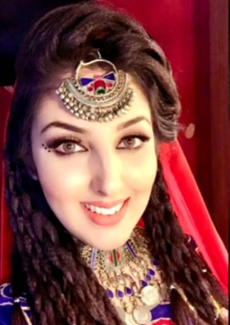 اندر  کوٸ جانکے  تو دل ٹکڑوں  میں  ملے  گا  ۔۔۔یہ  ہنستا ہوا  چہرا  زمانے کے لیے  ھے