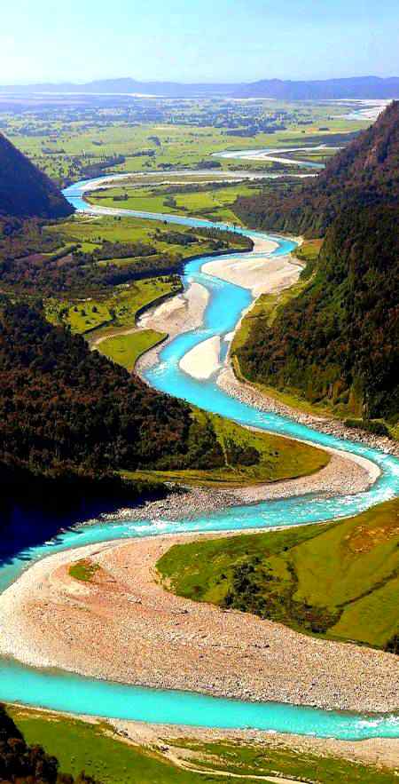 Beautiful lake in between  two mountains...👌🏻