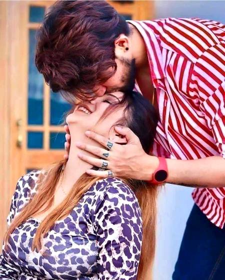 Rajput
اس کے چہرے کو تو نے ٹھیک سے دیکھا ہی نہیں
پانچ جھیــــلوں کے برابر تو فقط آنکھیں ہیں