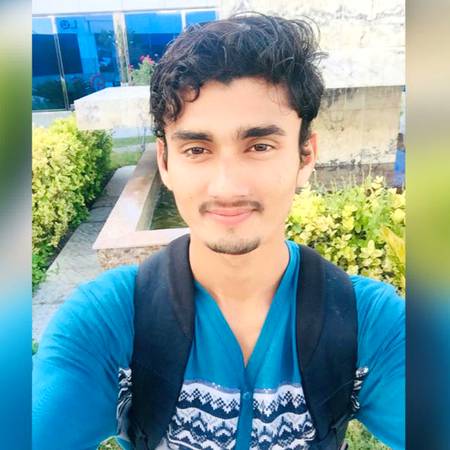 مرشد آپ کو بتایا نہیں گیا شاید
مجھے پکڑ کے ہلاؤ تو بات سنتا ہوں