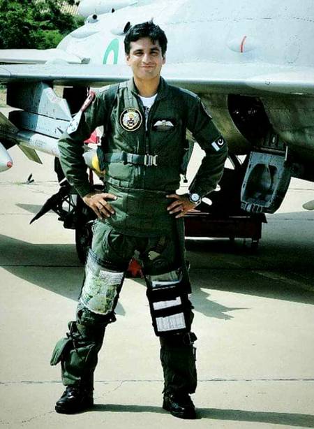 جب بهى کوئى مصیبت هو دوستوں سے مشوره لیا کریں . پاگل ایسے ایسے مشورے دیتے ہیں بنده پرابلم هى بهول جاتا هے.