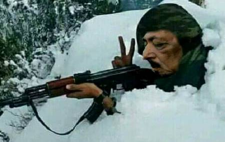 ایک دفعہ ضرور شیٸر کریں اپنے وطن کہ اس محافظ کی تصویر جو تپتی دھوپ میں برف پوش پہاڑو میں 50 ڈگری میں بھی سرحدوں کی حفاظت کر رہا ہے❤❤