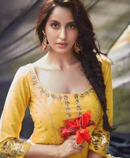 تو ملے یا نہ ملے میرے مقدر کی بات ہے 
 سکون بہت ملتا ہے تمہیں اپنا سوچ کر