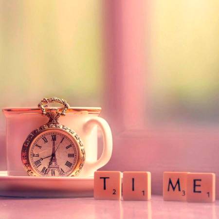 ﻭﻗﺖ ﮐﯽ ﮐﻤﺎﻥ ﻣِﯿﮟ ﺍُﺳﮑﯽ ﺍﭘﻨﯽ ﻣﺮﺿﯽ ﮐﮯ ﺗﯿﺮ ﮨﻮﺗﮯ ﮨﯿﮟ ﻭﮦ ﺍُﻧﮩﯿﮟ ﺍﭘﻨﯽ ﻣﺮﺿﯽ ﺳﮯ ﺗﺎﮎ ﮐﺮ ﭼﮭﻮﮌﺗﺎ ﮨﮯ۔۔۔۔۔ﻭﮦ ﺍﯾﮏ ﺁﻧﮑﮫ ﻣﯿﭽﮯ ﺳﺎﻧﺲ ﮐﻢ ﻟﯿﮯ ﻧﺸﺎﻧﮧ ﺑﺎﻧﺪﮪ ﺑﯿﭩﮭﺘﺎ ﮨﮯ ﺍﻭﺭ ﺍﭘﻨﮯ ﻣﻦ ﭘﺴﻨﺪ ﻭﻗﺖ ﭘﺮ ﭼﮭﻮﮌﺍ ﺍﻭﺭ ﺷﮑﺎﺭ ﮈﮬﯿﺮ۔