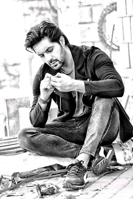 بِچھڑنے والے کا مان رکھنا تھا .
سو میں نے خُود کو بےوفا لکھا..