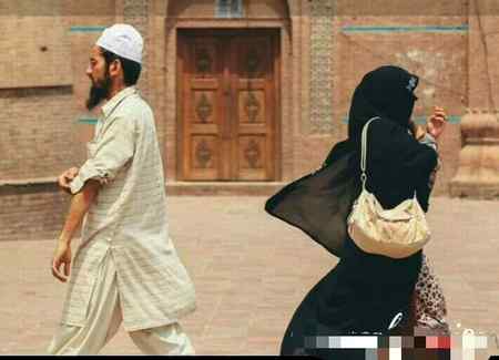 عمر کر کے برباد, ہم نے عشق لذت چکھ لی 
اس نے بھی برقعہ پہن لیا,  ہم نے بھی داڑھی رکھ لی💓

*