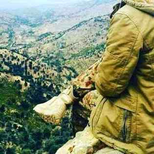 Sth churnga Na tere peche Aunga..Chen lung y khud sy Mang laung...Tere Nal tqder lek wunga mn tera ban jaung...Suna teri mn ksm ye lek wung...Kitt bat wady na umr Nibhung...Tuj Hr wari apn bunga