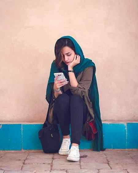 کبھی کبھی ہم اتنے تنہا ہو جاتے ہیں
کہ ہمارے پاس دکھ بانٹنے کے لیے اپنی ذات تک موجود نہیـں ہوتی