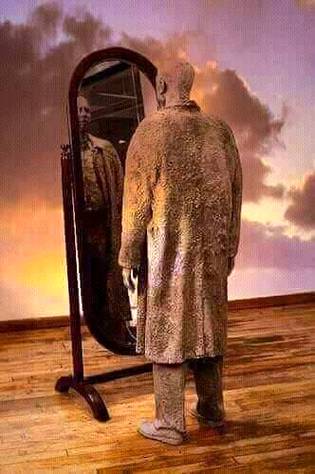 مرتب کر گیا اک عشق کا قانون دنیا میں 
وہ دیوانے ہیں جو مجنوں کو دیوانہ بتاتے ہیں