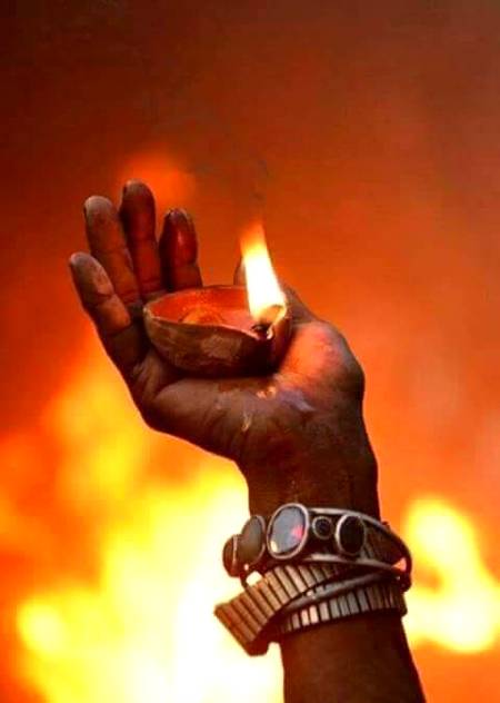 "شکر ہے کہ پرندوں کو نہیں پتہ ان کا مذہب ورنہ
ہر روز آسمان سے______خون کی بارش ہوتی ".!
💔