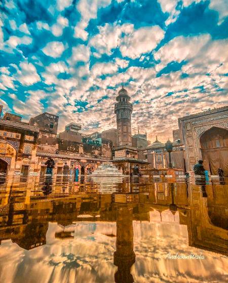 خدا جب روٹھے تو دکھاتا ہے
اپنے در پہ بھی نہ بُلاتا ہے
غرور و فخر کو ہمارے نور
لمحوں میں مٹی میں ملا تا ہے
Happy Last Friday Of Ramazan
📍Wazir Khan Mosque | Lahore